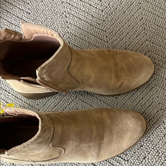 FRYE AND CO. Tan Ankle Booties - Picture 2 of 7